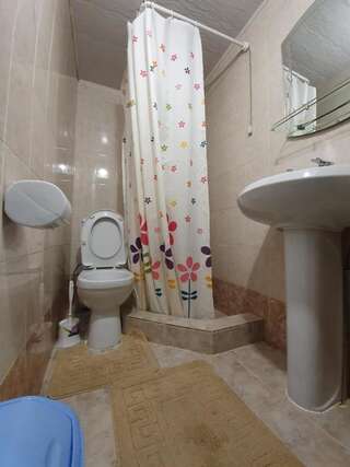 Гостевой дом Rahat Guesthouse Dzhergalan Номер с 2 кроватями размера «queen-size» и собственной ванной комнатой-1