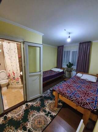 Гостевой дом Rahat Guesthouse Dzhergalan Номер с 2 кроватями размера «queen-size» и собственной ванной комнатой-2