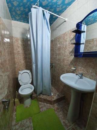 Гостевой дом Rahat Guesthouse Dzhergalan Трехместный номер с собственной ванной комнатой-4
